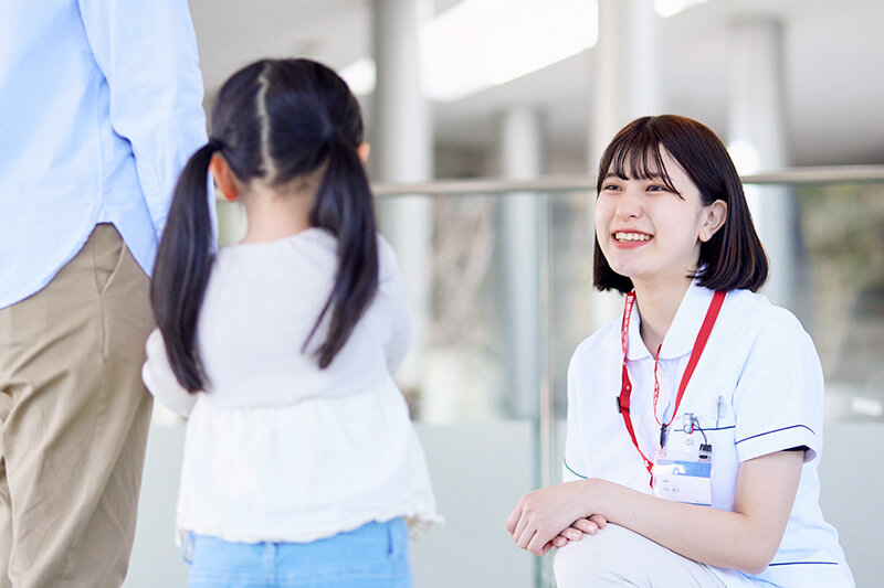 看護師と子ども